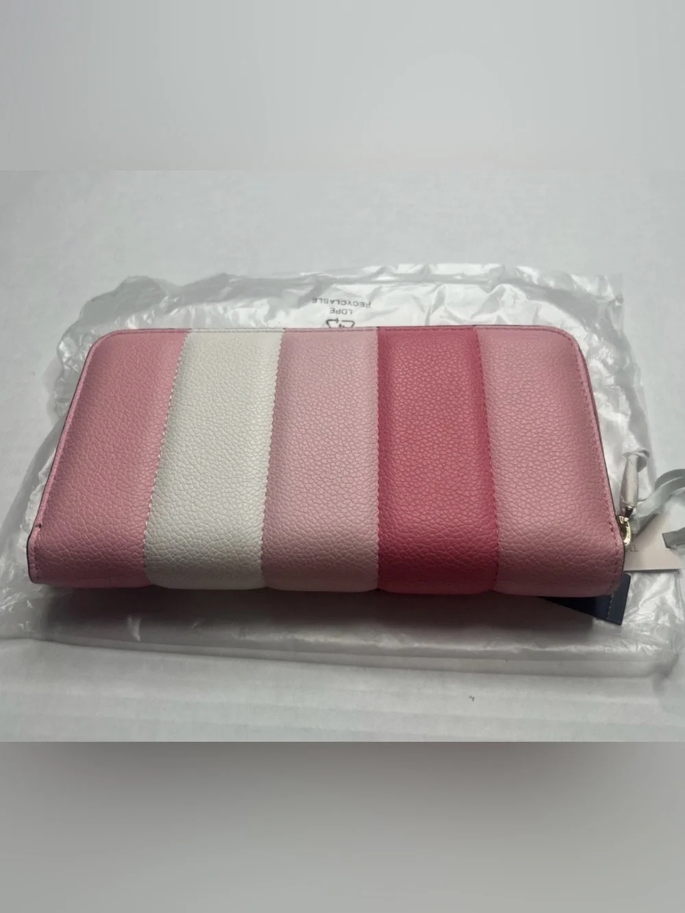 Victoria Secret Pebble V Quilt Wallet Zip Around Wallet Purse Coin ID Organizer - Picture 4 of 7